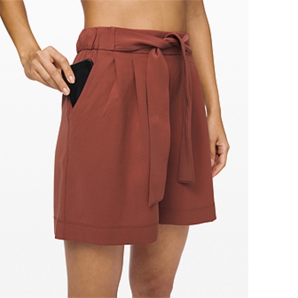 Lululemon Noir Short 5.5" Wrinkle-free Shorts - Picture 4 of 7